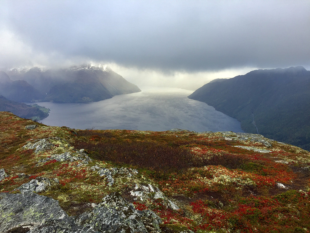 Byger på vei inn fjorden