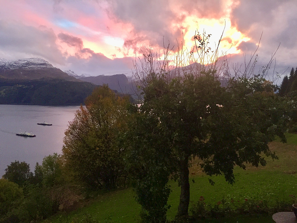 Plutselig et lette i skydekket da vi kom heim