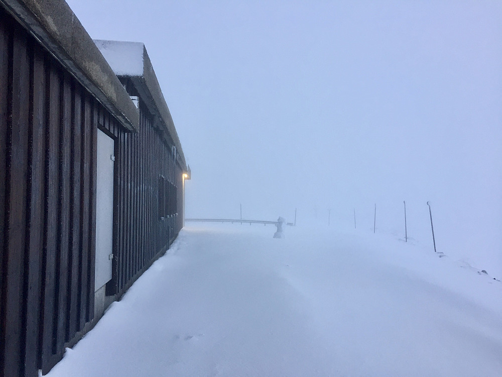 En enslig snømann på toppen, noen har kost seg ;-)