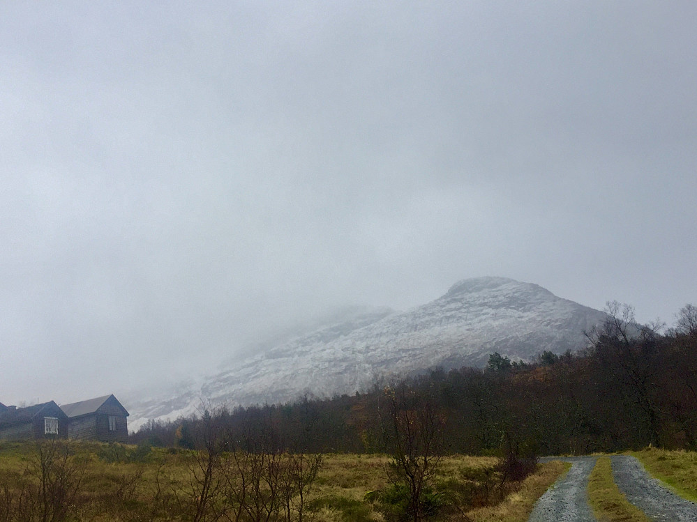Nysnø langt ned og sluddbyger på støylen