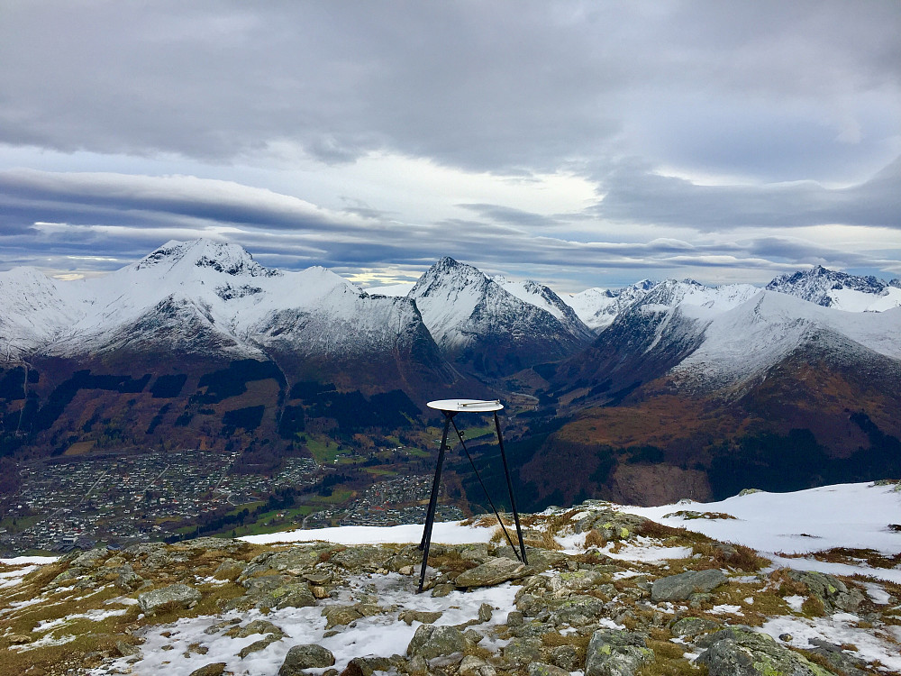 Nydelig utsikt fra Melshornet mot snødekte og kjente topper i nord