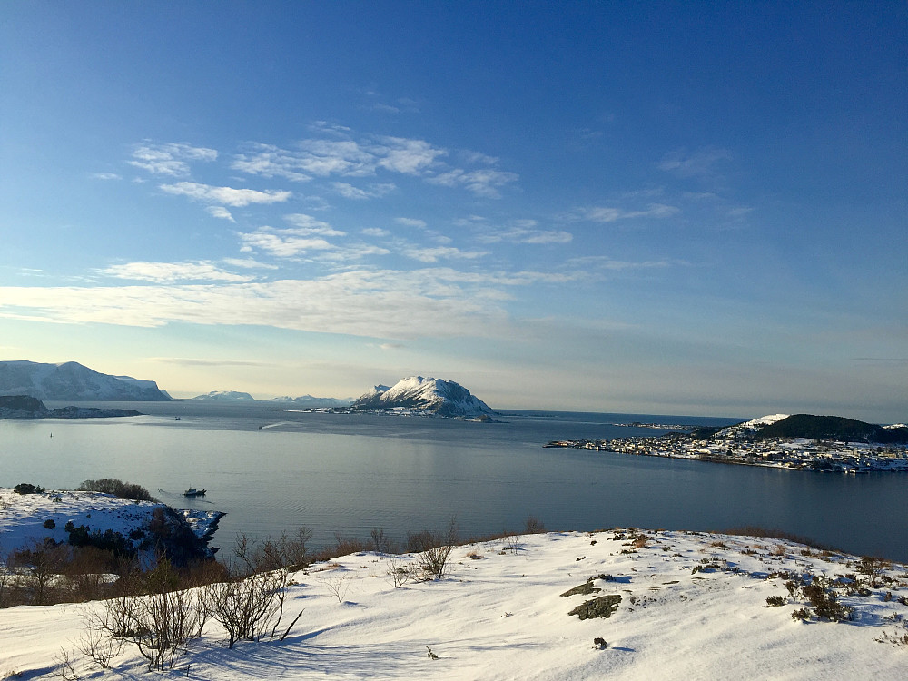 Mot Valderøya og Godøya fra Kverveaksla
