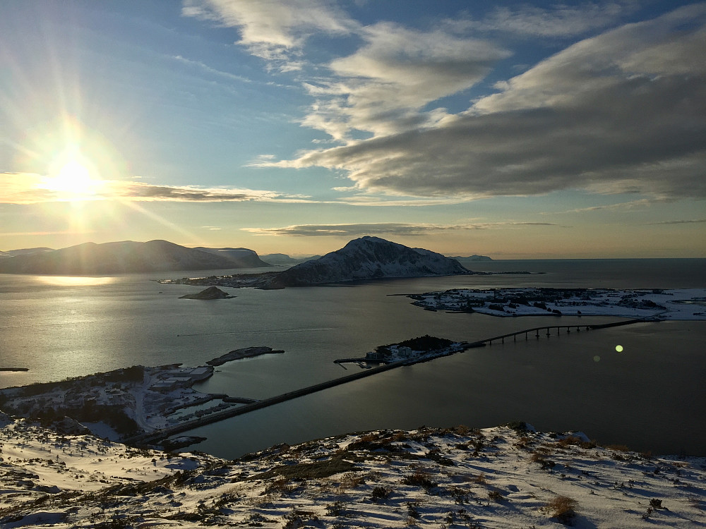 Mot Giske og Godøylandet. 