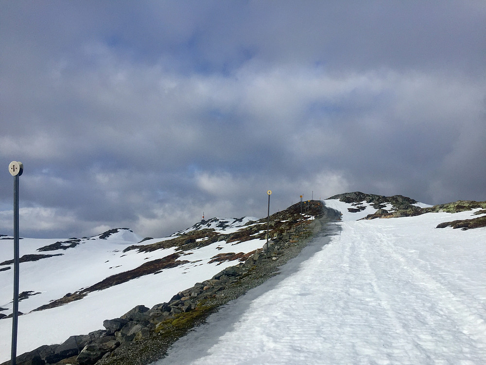 Lite snø på øvre del av veien
