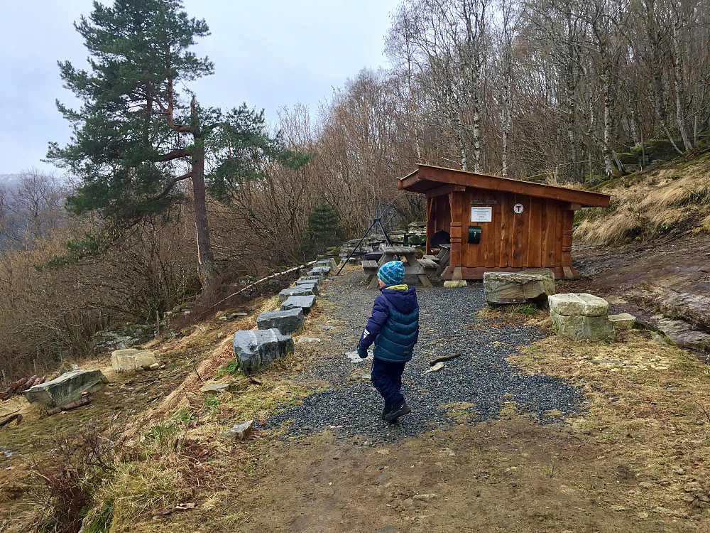Utsikten med fin Gapahuk og glør i bålpanna fra tidligere helgebesøkende