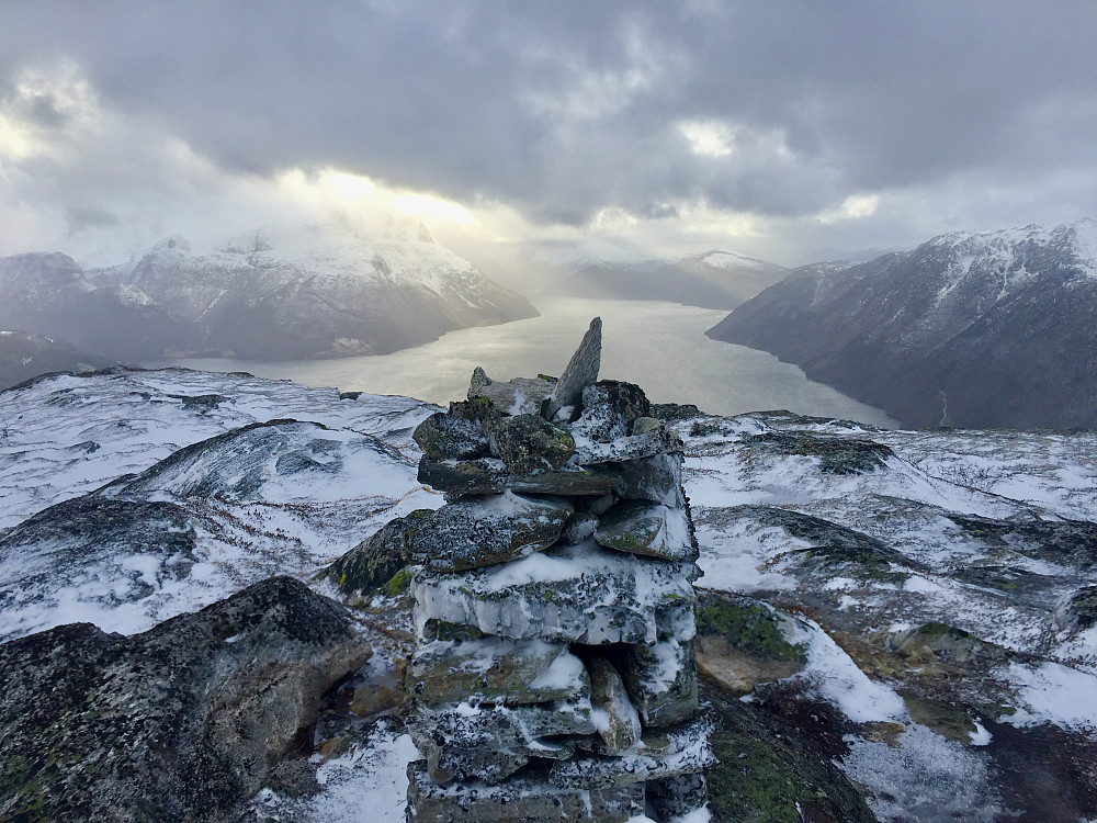 Vakker skue over en feiende frisk fjord