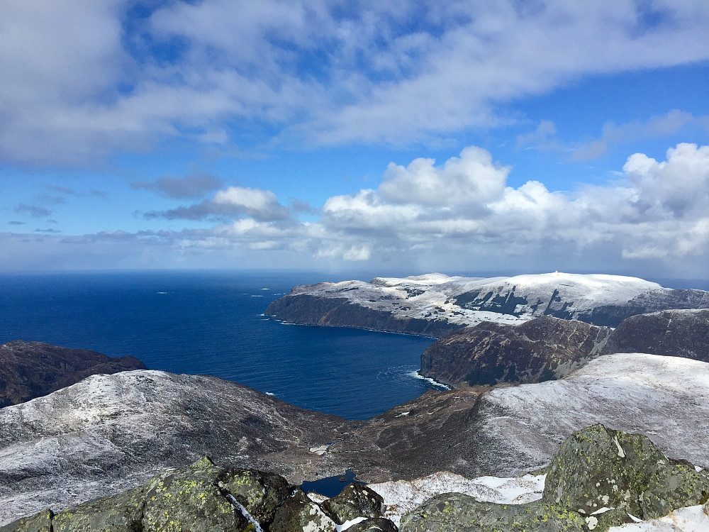 Flott utsikt fra Veten i retning Torskangerpoll hvor Kannesteinen ligger og mot Kråkenes og ytre Vågsøy