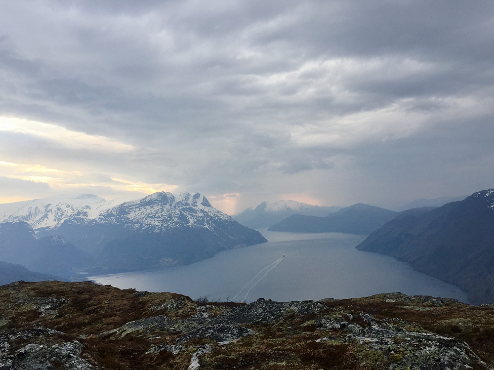 Turistbåt på vei ut Nordfjorden