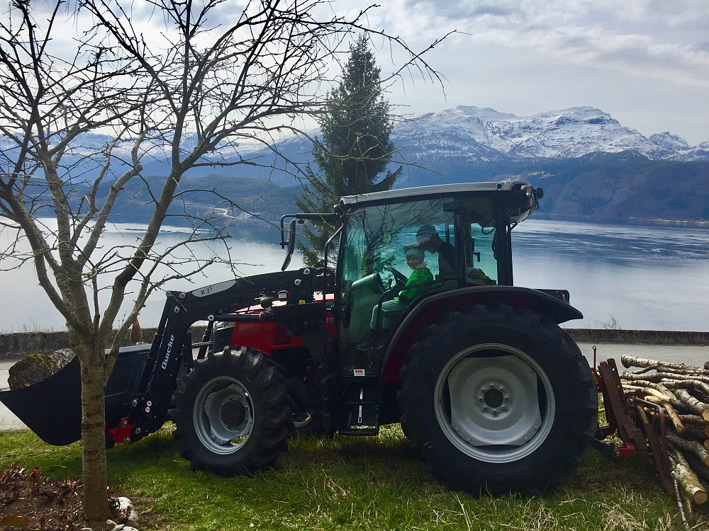 Arbeid på garden og vinjar synes det er kjempekjekt med ny traktor !