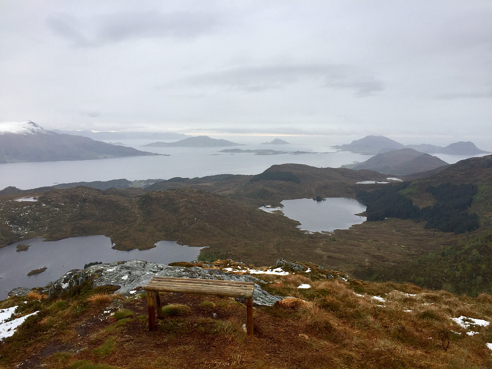 Fint utsiktspunkt fra toppen av Årvikveten mot Sandsøya og Kvamsøya