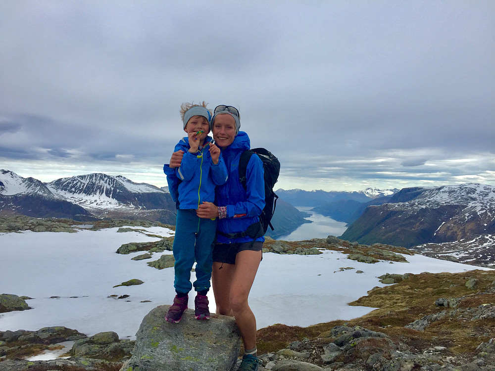 Vinjar og mamma på toppen med utsikt mot Dalsfjorden