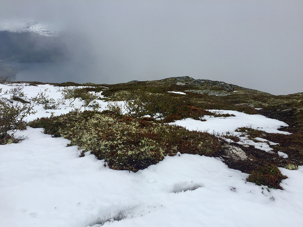Nysnø og sleipt på toppen
