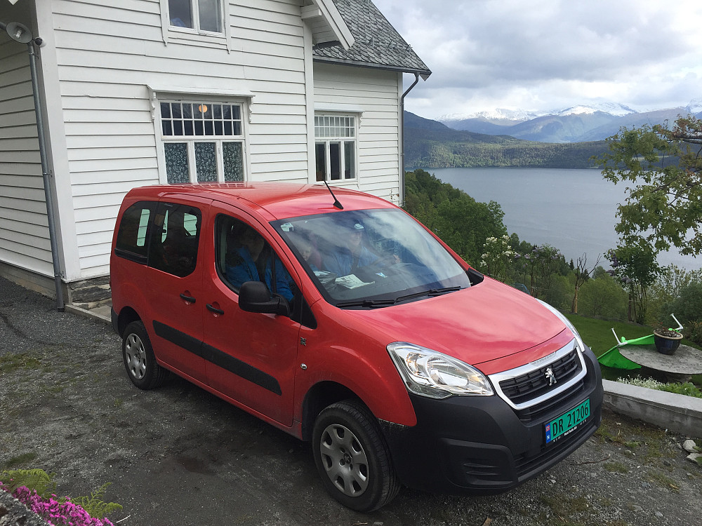 Tor Arne, Sverre og Vinjar har pakket seg inn i bilen mens Trine og jeg tar beina fatt opp til støyen for å se selet og treffe Ove