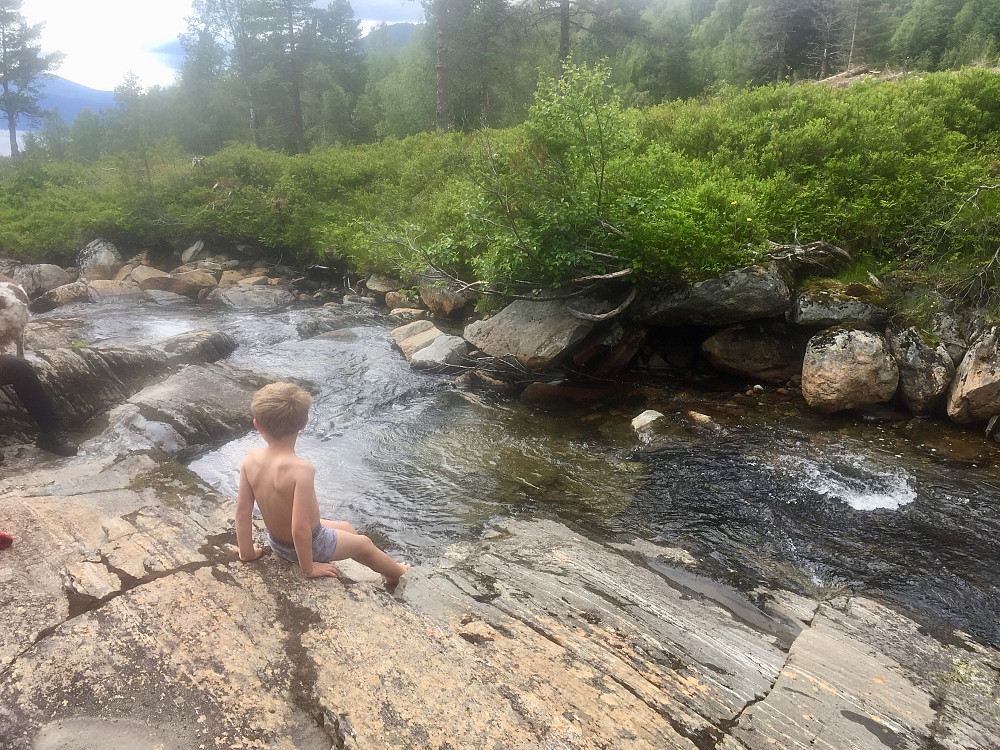 Bading i en forfriskende elv gjør seg etter fjelltur