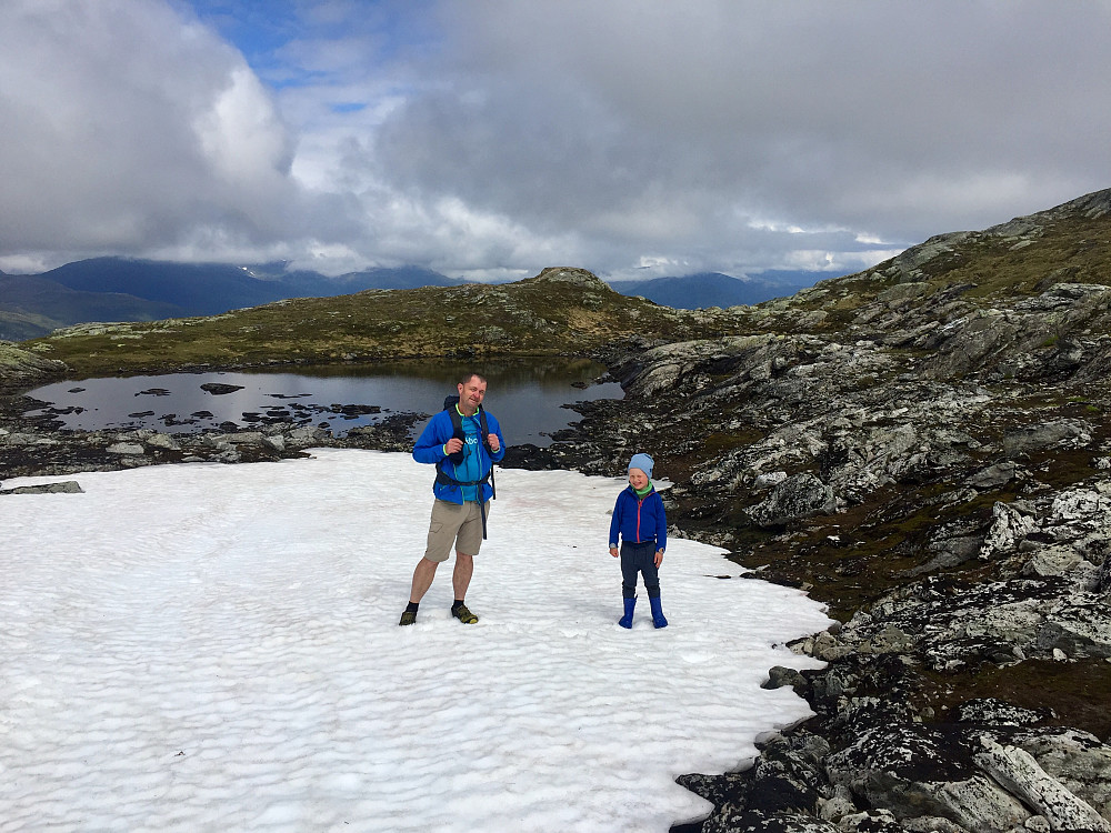 Vinjar og Bjørn, like under toppen. Alltid kjekt med snø!