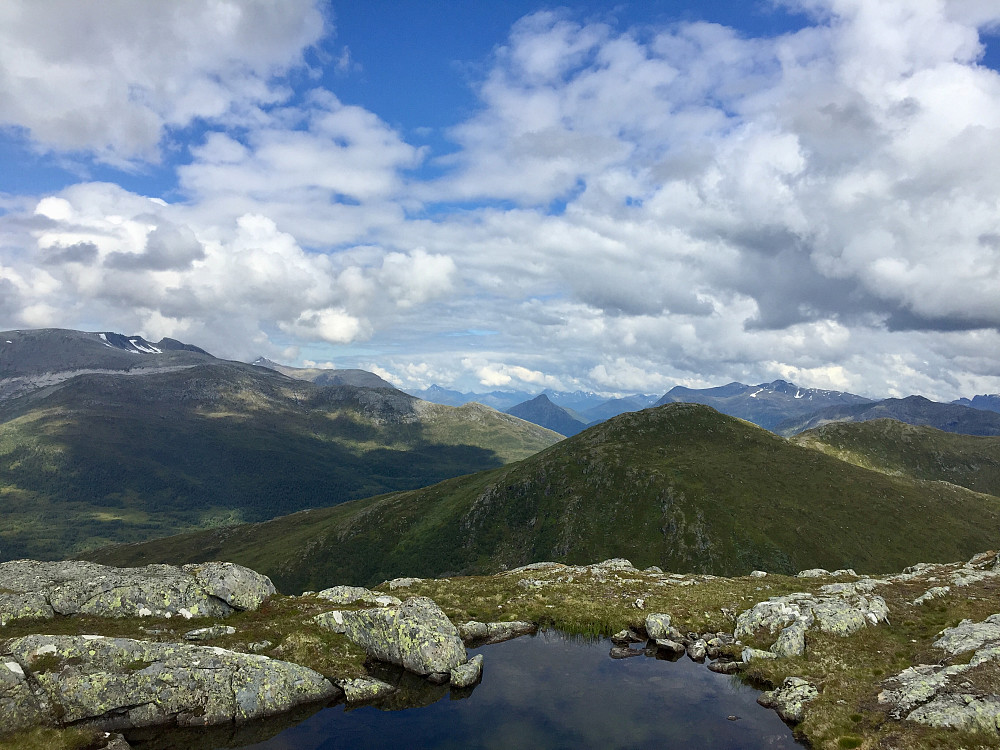Flott utsikt fra Blåsvednykjen mot nord, Slåttefjellet, Løsethornet, Ljosuregga, Storetoren, Keipen og Matøskja m.flere