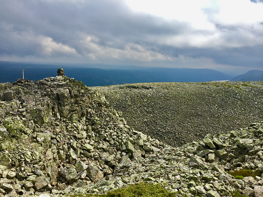Et markant skar mot toppen hvor det det ligger en høgde på 990 moh - Litlskorhøa. Det mest dramatiske av det ellers slake landskapet