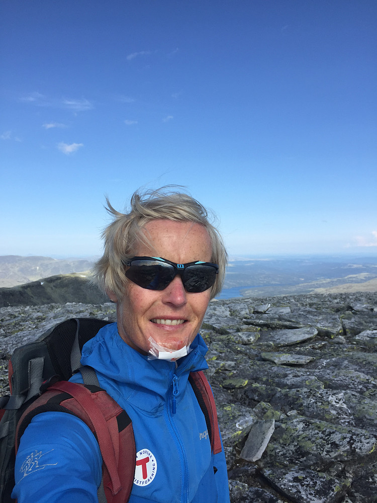 Endeli Rondvasshøgde, dagens suste mål! Hadde meg et meget klønete og brutalt stup midt på flateste og fineste ura på vei mot Rondvasshøgde. Ferdig "halvdårlig" stripsa uten speil, noe som var en utfordring alene! Like blid men litt forslått