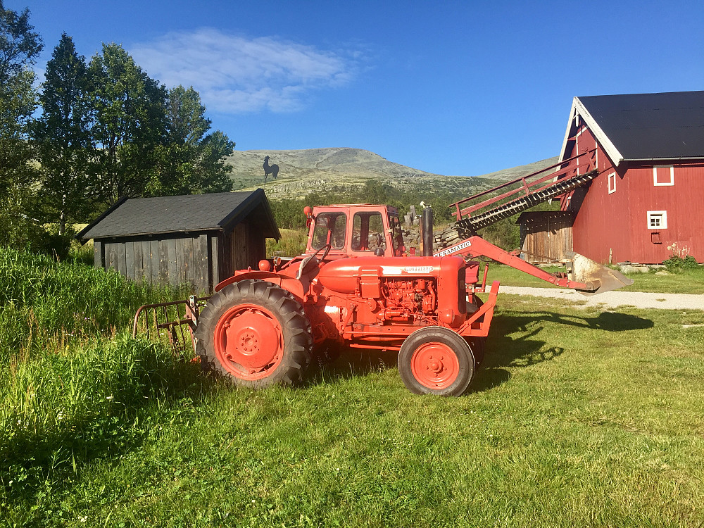 Garden i Øverdalen hvor en meget hyggelig og pratsom grunneier lot oss parkere på marka, fordi den etablerte parkeringsplassen var full. Ove fikk pratet en god del landbruk og vi fikk prøvesitte de gamle traktorene mens eieren startet opp , stor stas for Vinjar!