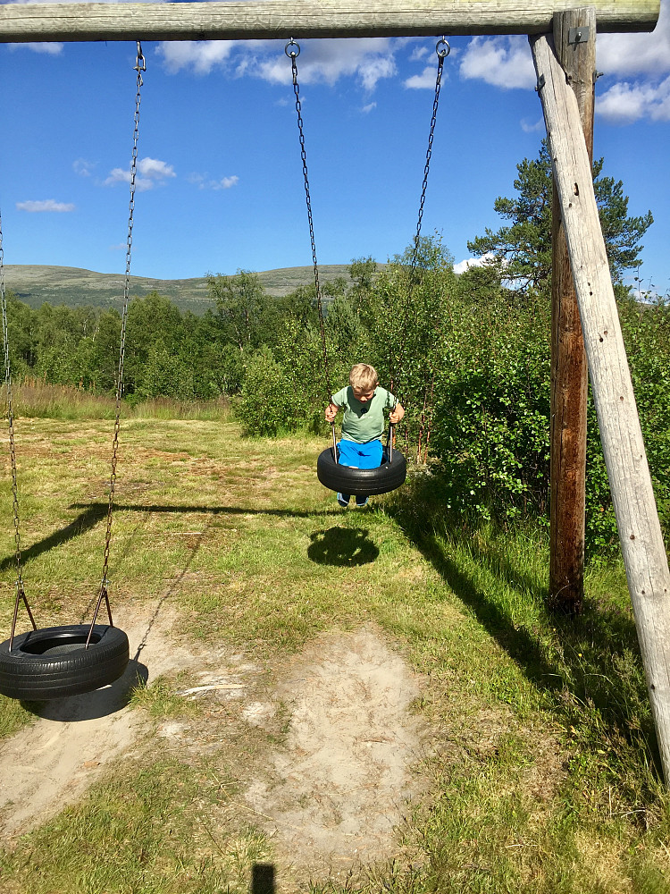 flott tilrettelagt område utenfor landhandleren i Tufsingedalen