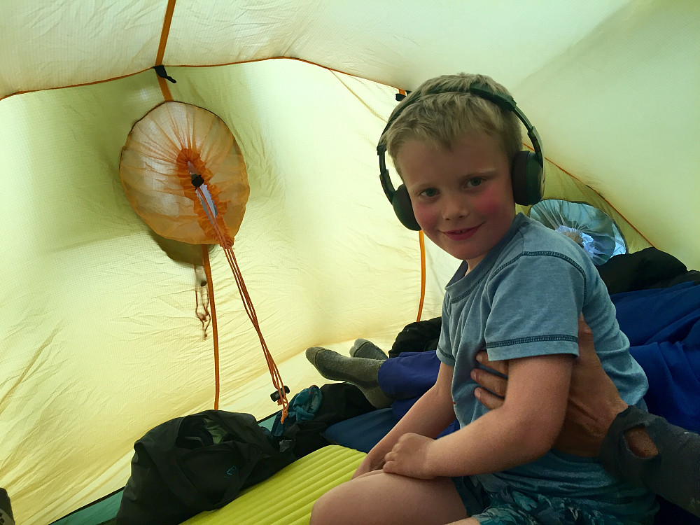 Vinjar kosar seg i teltet på Ljøsnåvollen. Lydbok var ein suksess. Kjempeinvestering.