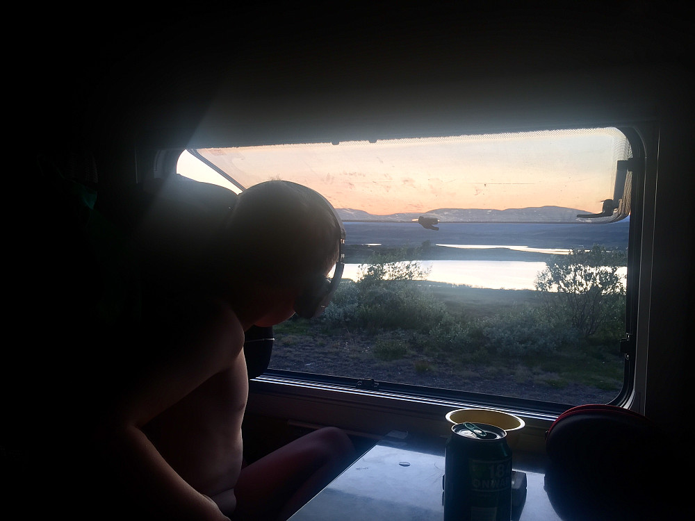 Vinjar nyter siste solnedgang fra Einnundalen
fra bilen med lydbok på øret