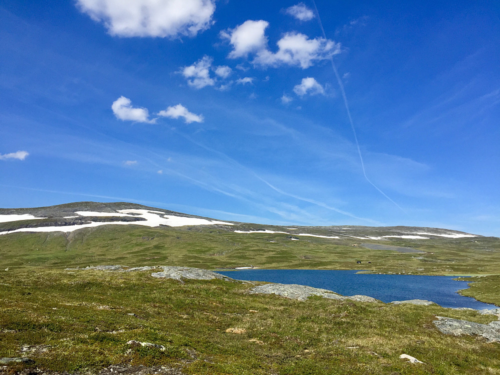 Nedre Kjølihytta som drives av Ålen fjellstyre. Her er gratis å overnatte. Det ligger også en DNT hytte ved det øvre Kjølivatnet, ca  1 km lengre inne