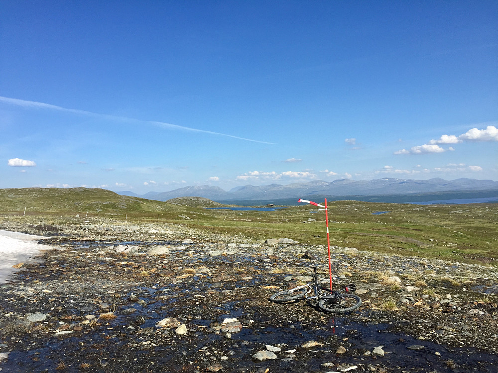 Ruta mot Kjølifjellet var stikket opp fordi det skulle være et løp opp dit dagen etter vi kom opp fikk vi vite av ei dame som teltet like ved hytta