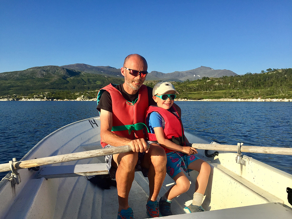 Kvelden ble avsluttet med en rotur på Nesjøen, hvor vi prøvde oss på fisking, men uten hell...