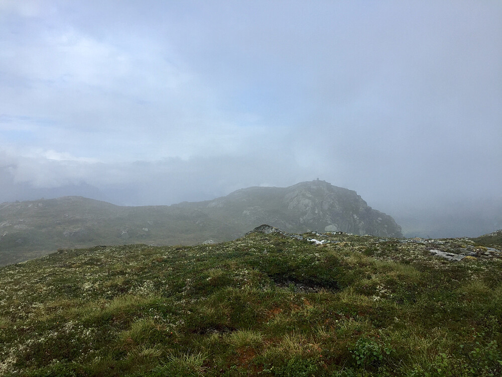 Det begynner å lette litt og ser mot Lotsbergnibba 825