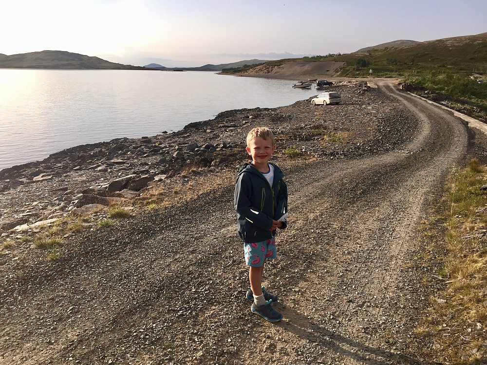 Selv om dette er like ved en demning, er det flott badestrand, men små steiner og sand!