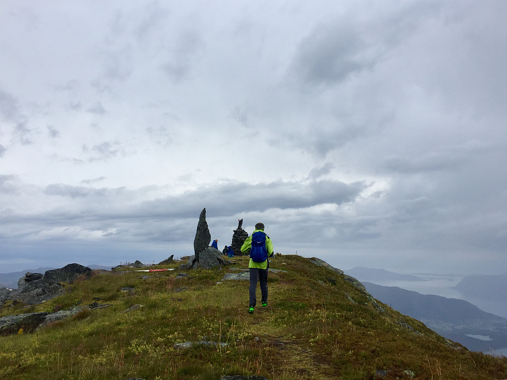 Johan får gå siste meterne i front for å gå i møte Vinjar, Andreas og Ove som sto klar med sprudlevatn