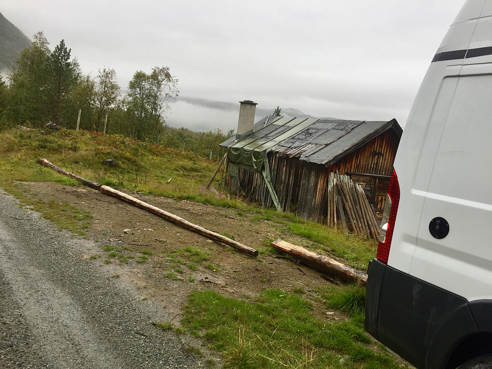 Lite inviterende parkeringsområde, det meste er avstengt..