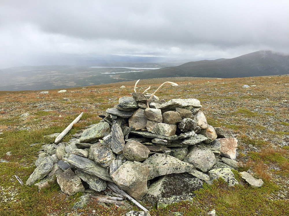 Smådalsfjellet med noen av turens reinsgevirfunn som ble plassert på toppvarden