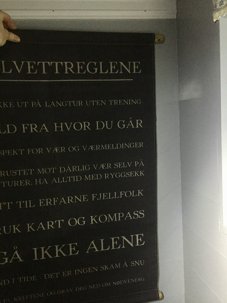 Fjellvettreglene som vi fikk i julegave skal henge i selet