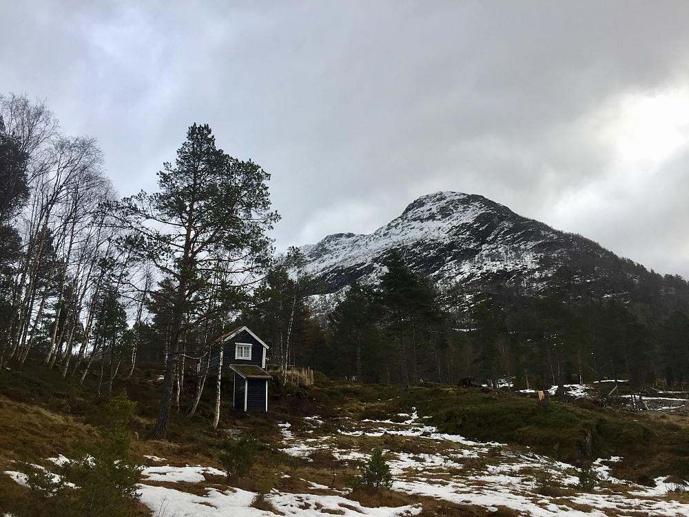 Lotsbergstøylen og Lotsbergnibba bakom