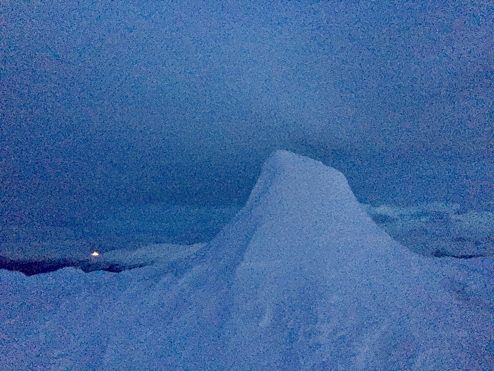 Høgste punkt på Svartegga med lysene fra skianlegget på Utvikfjellet bakom