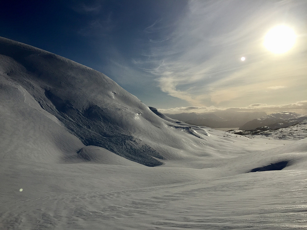 Et godt ras har gått fra nordsida av Bergsetnakken mot Blaksetdalen hvor jeg glir utover mot Klebersdalen og bilskyssen heimover