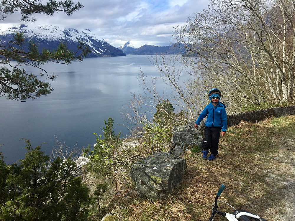 Liten stopp ute på Kleiva på veien ned mot Lote. Her er flott utsikt ut fjorden og bratt ned mot ferjekaia