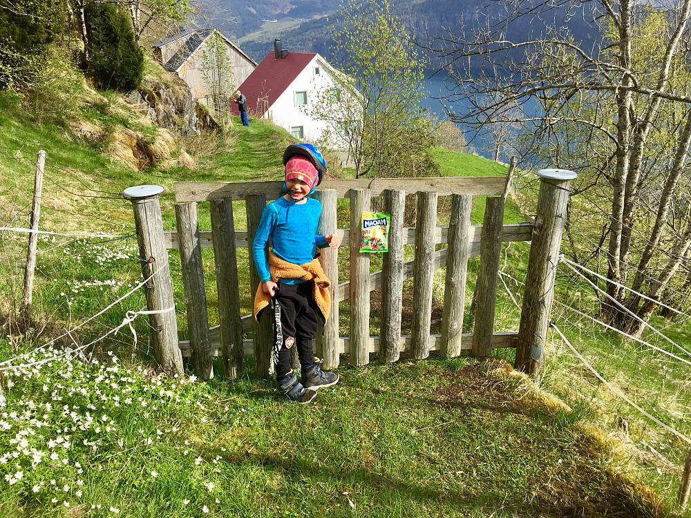 Vinjar ser overraskelsen henge på grinda. Superhappy!!!