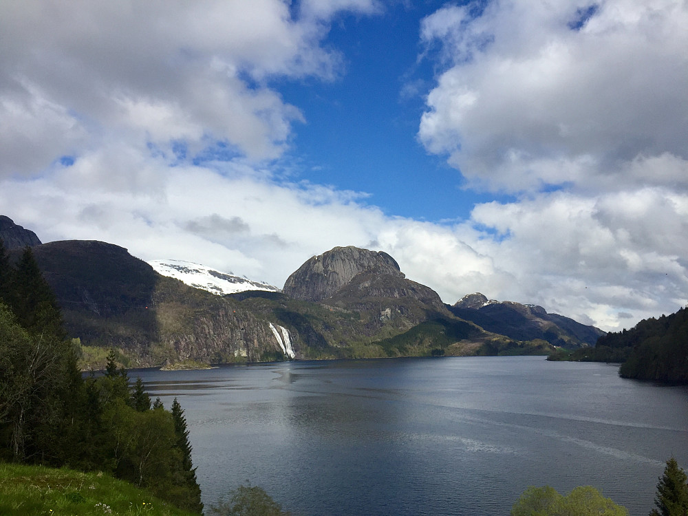 Vakkert skue mot Laukelandsfossen og Laukelandshesten