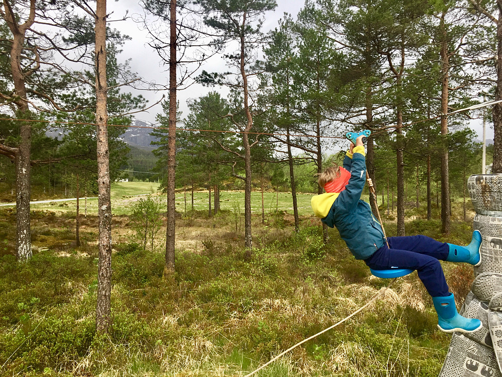 Kjekk start på morgenen med zipline på campingen vi hadde overnattet på ved Storebru. Hele området var nå heller litt smårotete men sikkert med potensiale. Kjekt å prøve zipline sammen med Vinjar . En slik skulle vi hatt :-)