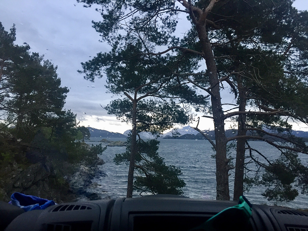Etter turens slutt, ble det endelig tid for dagens etterlengtede iskrem på Sparbutikken i Eikefjorden. Vinjar knekte kjapt i seg en Big Deal, som han mener er verdens største is, mens jeg kjørte bobilen vestover mot Florø. Her fikk vi en flott parkeringsplass med bobilen på flotte Krokane camping.
Superflinke Vinjar har denne dagen vært med på 3 turer på tilsaman 13,2 km turlengde og 770 hm, meget imponert over at han stort sett var i strålende humør :-)