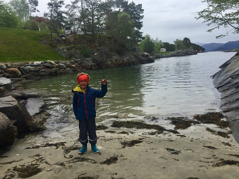 Fin morgenstund i strandkanten ved Krokane Camping