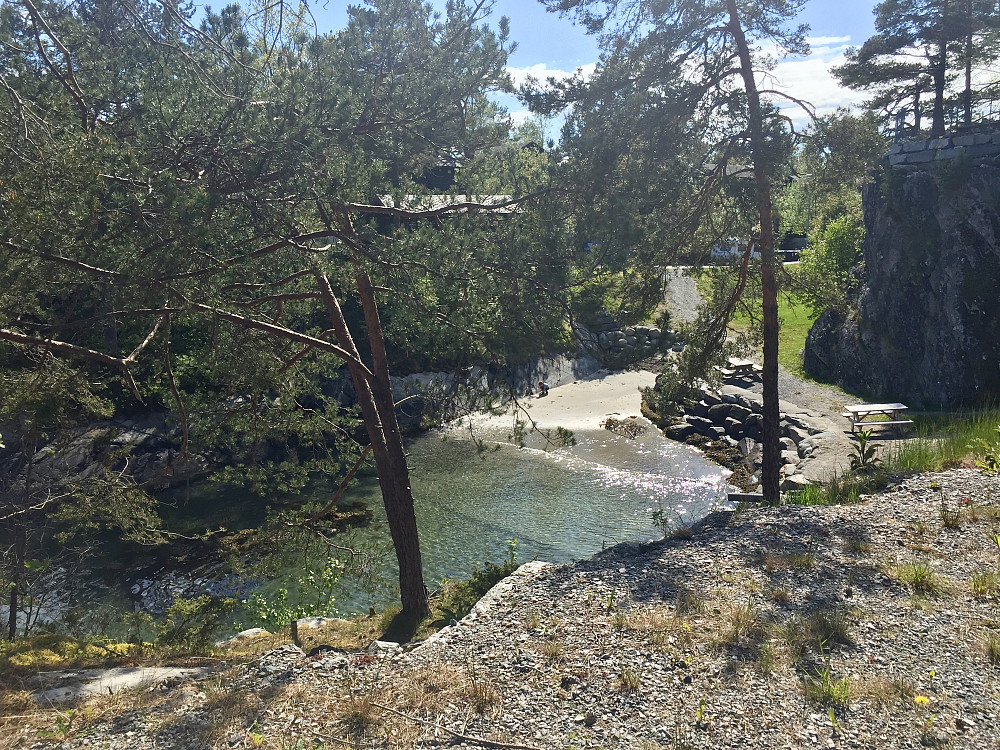 Fin avslutning nede i strandkanten før det ble innkjøp av opptil flere iskrem "to go" før vi satte kursen tilbake til Nordfjord