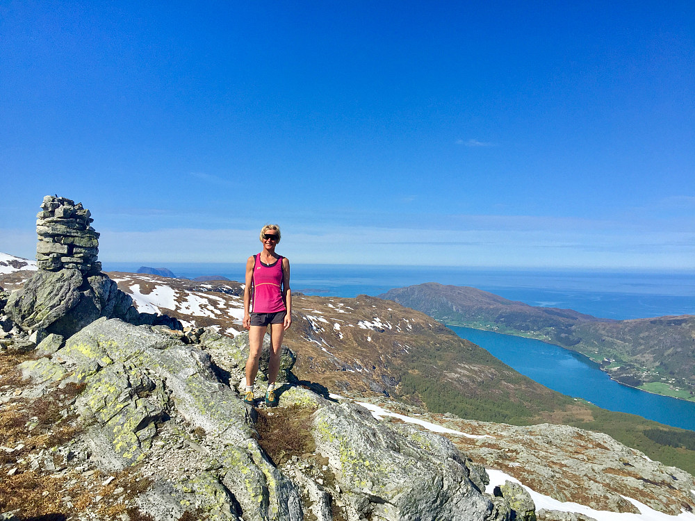 Fra Skålefjellet og flott utsikt utover Stongfjorden 