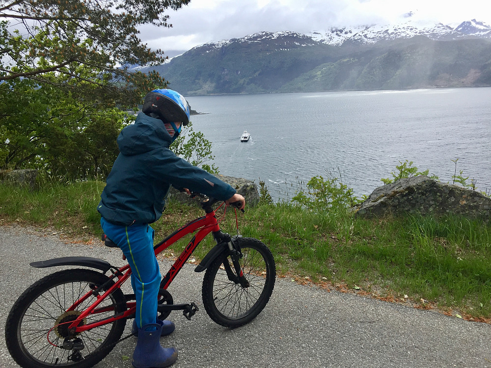 sykkeløkt med Vinjar senere, med tur ut til Kleiva først, mye vind nede på fjorden