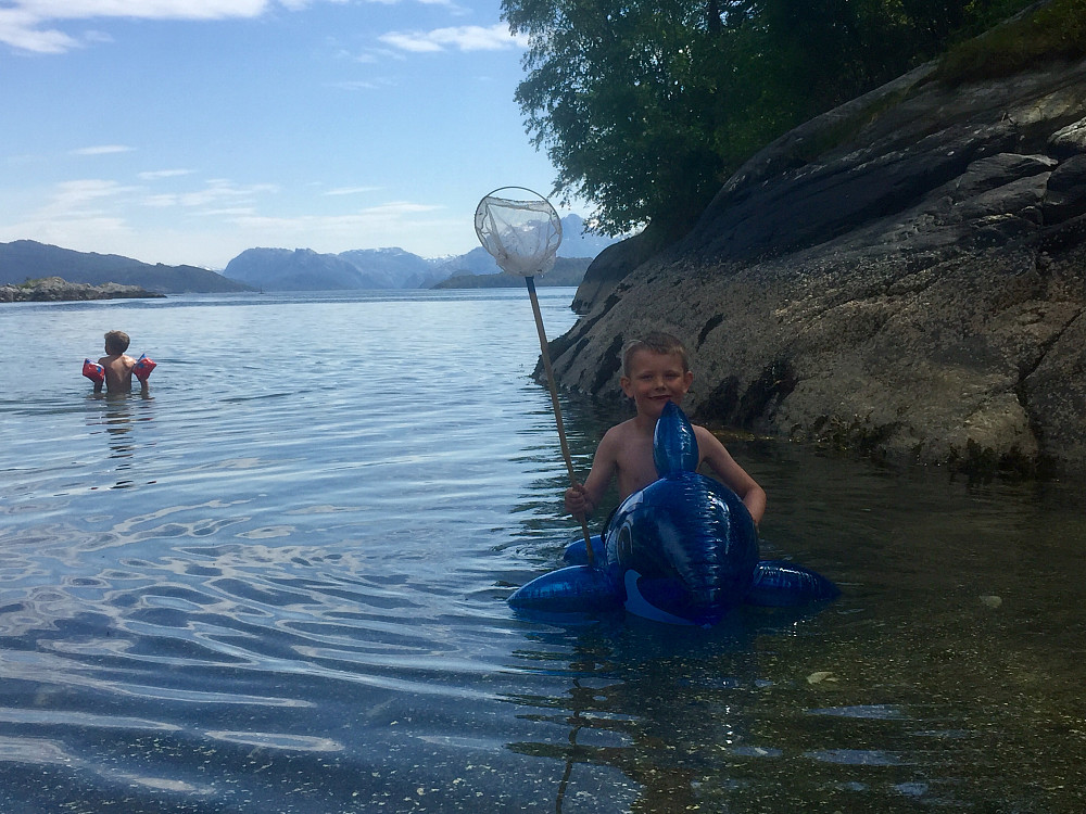 Vinjar storkoser seg med sin «killer Whale» på krokane camping før avreise mot Svanøya