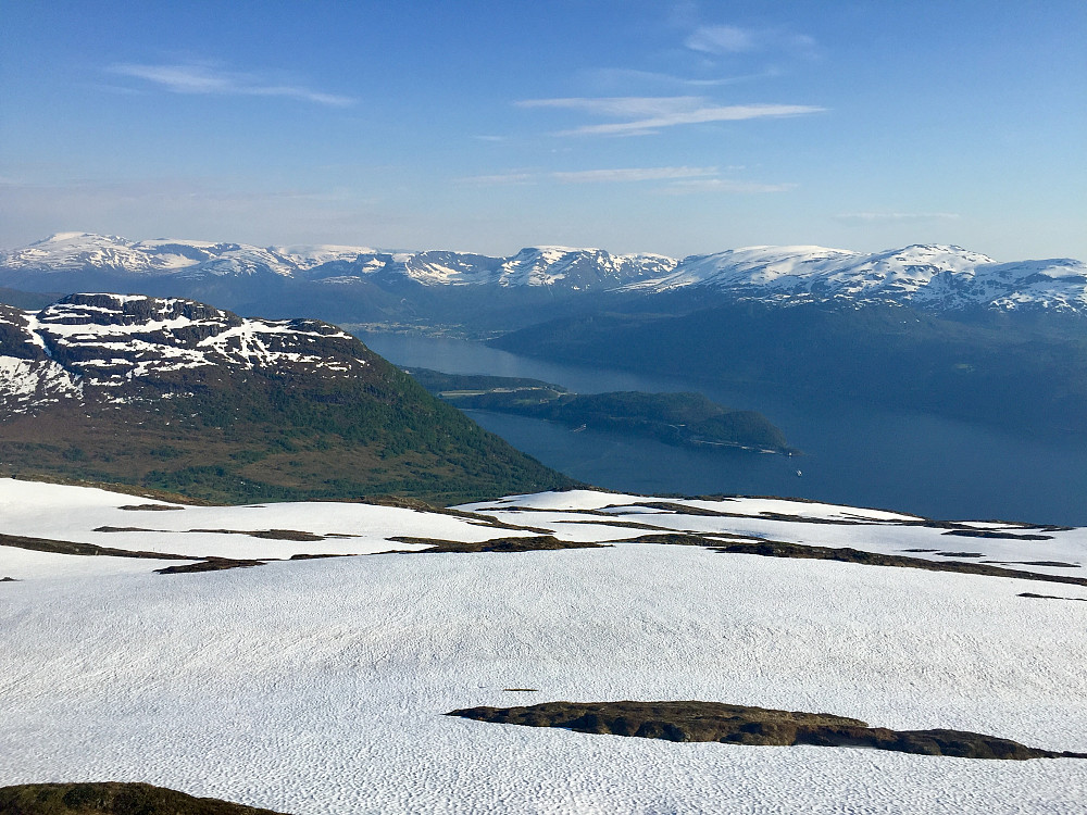 Mye snø fremdeles fra toppen ca 250-300 hm