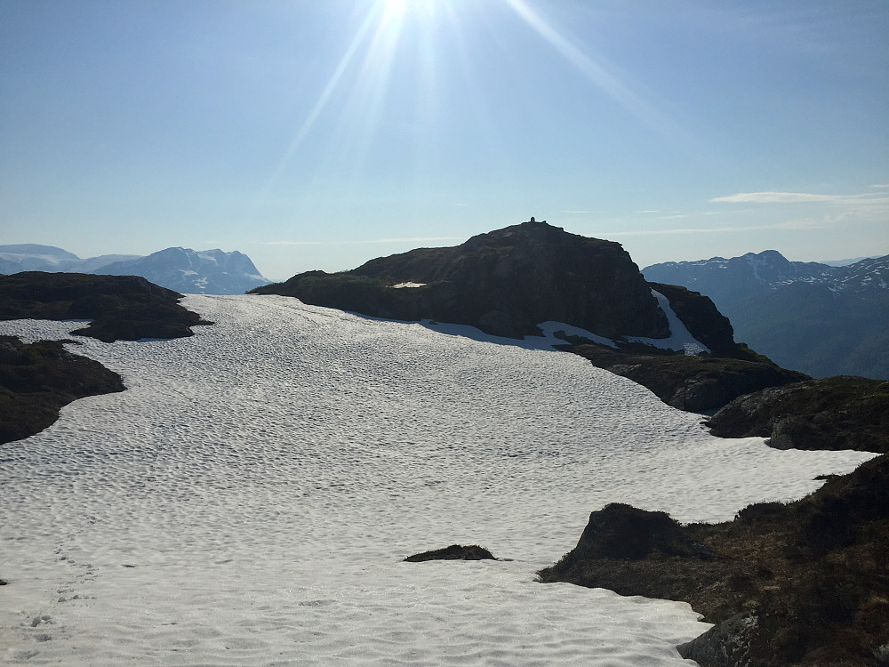 Lotsbergnibba og et snø/isdekte Nibbevatn 